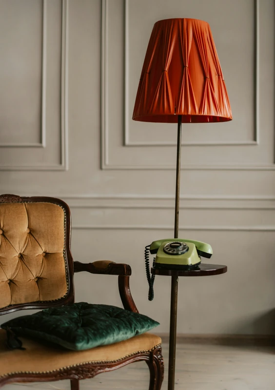 lampada vintage poltrona telefono