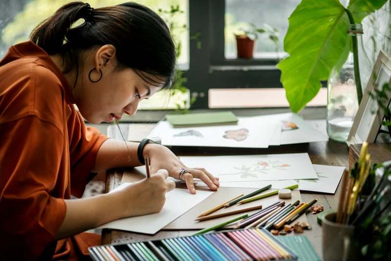 donna che colora un disegno