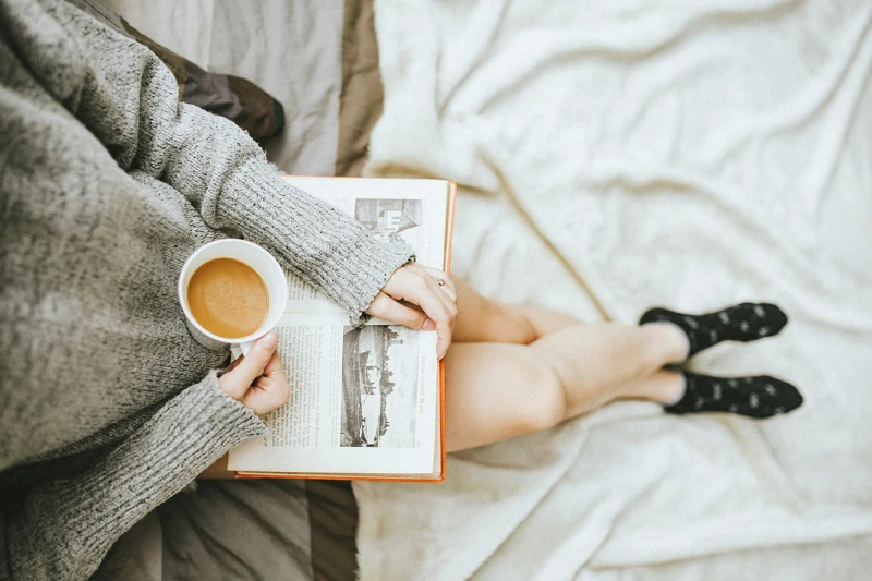 relax leggere libro con tazza di tè